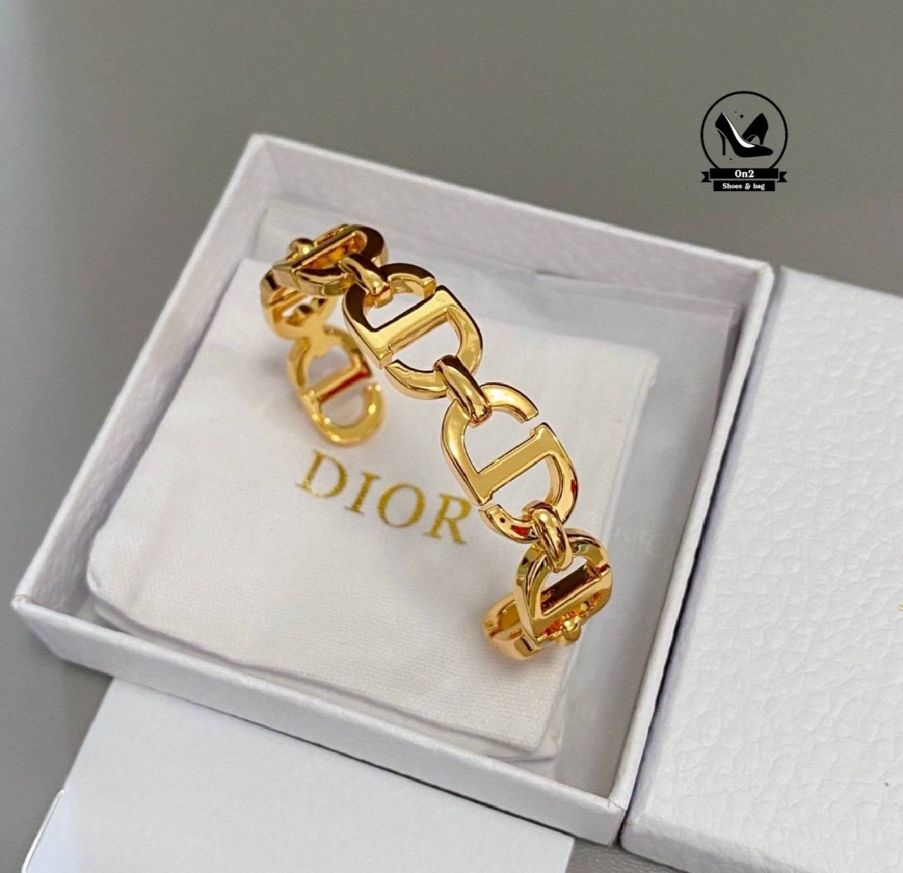 กำไลข้อมือ Dior เป็นเครื่องประดับที่สะท้อนถึงความหรูหราของแบรนด์ วัสดุคุณภาพดีและการออกแบบที่เรียบง่ายแต่มีสไตล์ เสริมลุคการแต่งตัวสำหรับผู้รักแฟชั่น