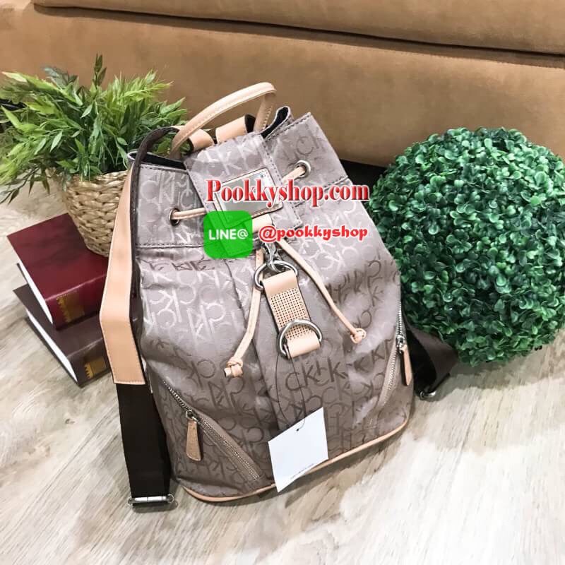 พร้อมส่ง NEW! CALVIN KLEIN JEANS BACKPACK BAG กระเป๋าสะพายรุ่นใหม่ล่าสุดจาก Calvin Klein Jeans วัสดุ Canvas + Polyester 100% คุณภาพดีเนื้อหนาพิมพ์ลายCk รอบใบ เปิดปิดด้วยฝาปิดประดับโลโก้อะไหล่เงิน ด้านข้างมีช่องซิป ภายในมีโลโก้ ช่องซิป ช่องมือถือ ใส่ ipad