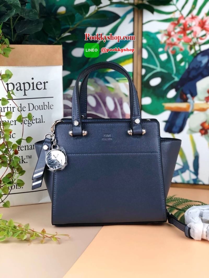 Lyn Handbag กระเป๋าถือ/สะพายวางอยู่ทรง ด้านหน้ามีปั๊มโลโก้แบรนด์ มาพร้อมพวงกุญแจหนังเข้าสีกระเป๋า มีหมุดรองฐานทั้ง 4 มุม หูหิ้วสามารถพับลงได้ เปิดปิดแบบซิป ด้านในมีช่องซิปเล็ก 1 ช่อง สามารถใส่ iPhone plus กระเป๋าเงินใบกลางได้สบายๆค่ะ มีสายสะพายยาวหนังปรับ