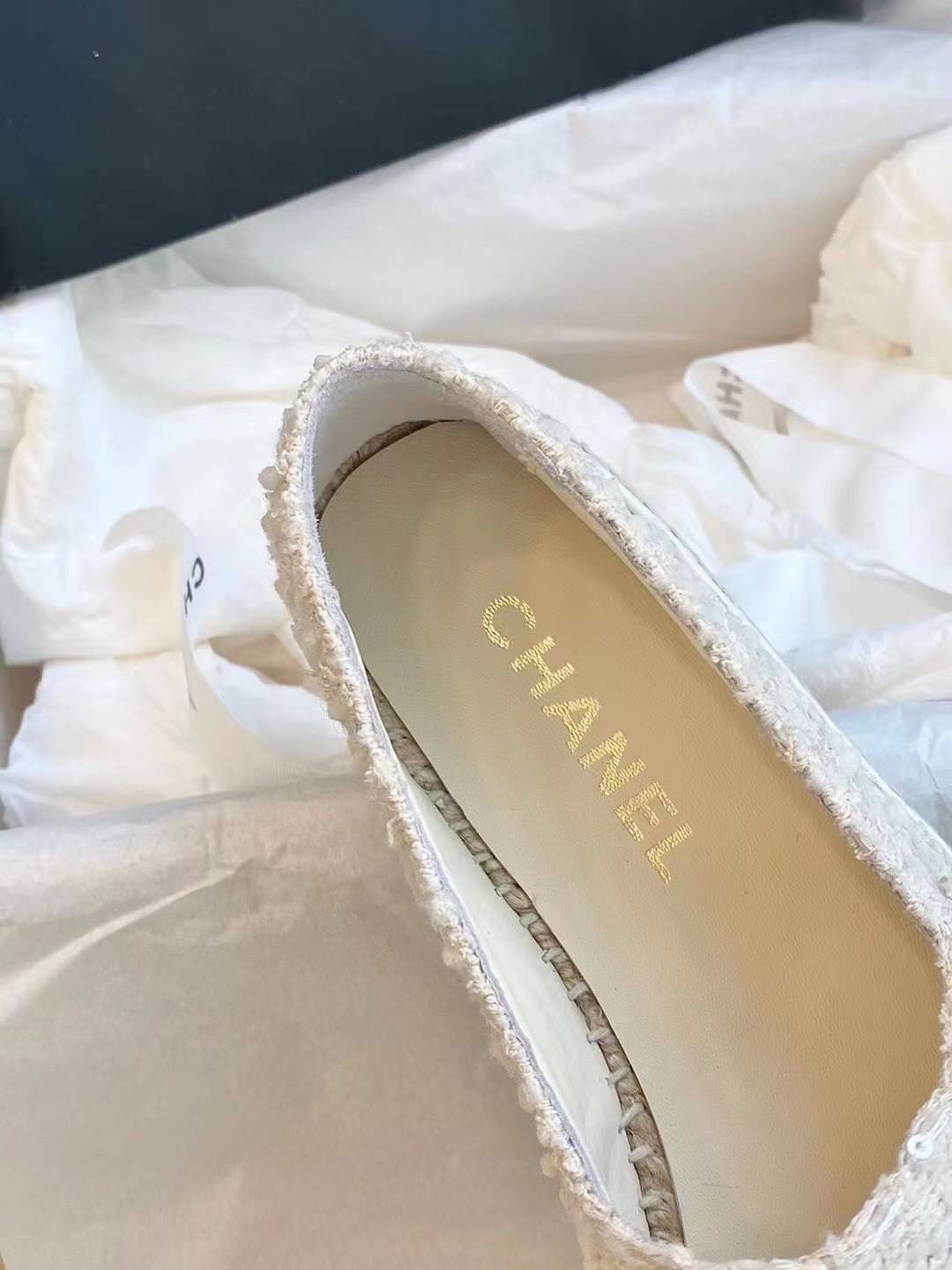** รองเท้าหุ้มส้น CHANEL flat งานพร้อมส่งไม่ต้องรอพรีคะ Brand : CHANEL งานสวยหรู เกรด Hi-end ค่ะรองเท้าหุ้มส้น ลุคคุณหนู hisoใส่สบายสุดๆ งานสวยหรู สวยหรูตามต้นฉบับแบรนด์ *** สินค้าตามรูปวางนะคะ