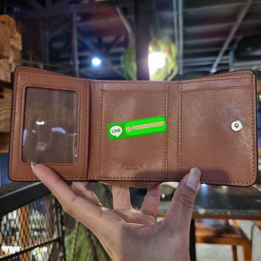 COACH 7331 SMALL TRIFOLD WALLET IN SIGNATURE CANVAS สวยคลาสสิค พกพาง่าย ใบเล็กน่ารักน่าใช้ ต้องยกให้ใบนี้จ้า ตอบโจทย์คนชอบพกน้อยที่สุด!! กระเป๋าสตางค์ใบสั้นหนังแคนวาสเคลือบคุณภาพดี ภายในเป็นหนังแท้ ใส่บัตร ใส่ธนบัตรได้ทุกชนิด มีช่องซิปแยก ใบเดียวใบนี้คือเ
