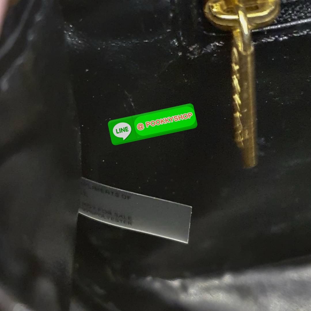 พร้อมส่งรุ่นขายดี !! กระเป๋างานกิฟท์ CHANEL VIP GIFT CROSSBODY BAG กระเป๋าทรงสะพายข้าง หนังพียูพรีเมี่ยม อะไหล่ทองวินเทจทั้งใบ ประดับโลโก้แบรนด์และตกแต่งด้วยกิมมิคใบไม้ เปิดปิดด้วยตัวหมุน ด้านในใส่กระเป๋าสตางค์ได้ถึงใบกลาง มือถือได้ทุกรุ่น พร้อมช่องซิปให้