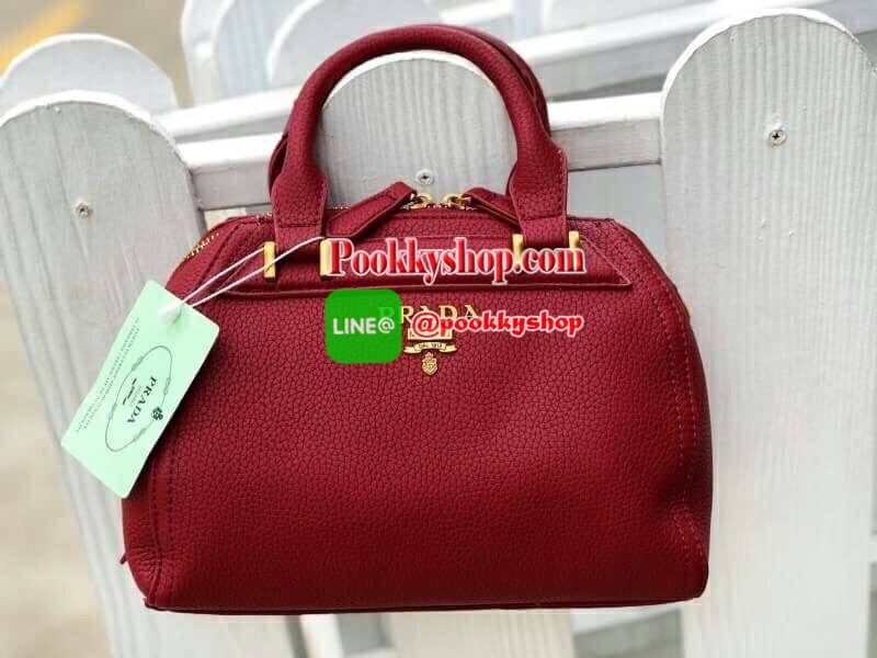 Prada Limited edition กระเป๋าอเนกประสงค์ทรงสวยหนังลายคาเวียร์มีสายยาว เลิศมาก ขนาดกำลังดี ใช้แล้วสวยมากๆ น้ำหนักเบา อะไหล่ทองหรูมาก จุของคุ้ม มี3ช่องหลัก เปิด-ปิดด้วยซิป งานเกินราคารับประกันค่ะ