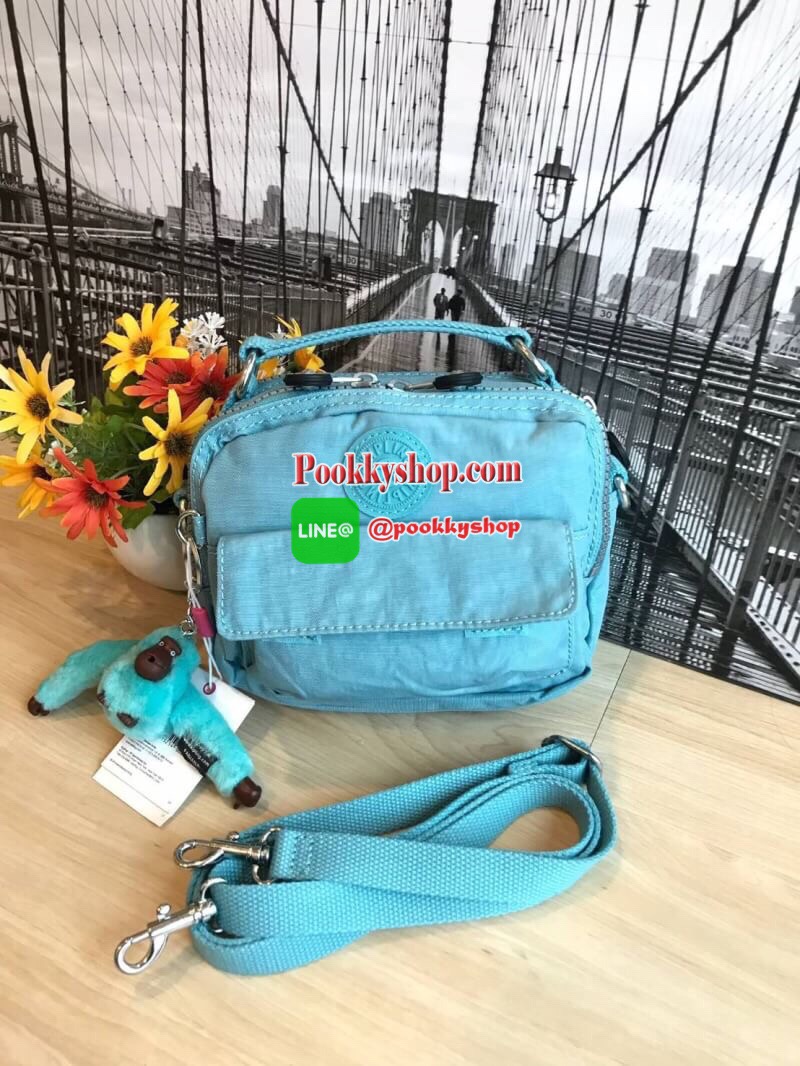 Kipling Messenger Nylon Bag กระเป๋าสะพายทรงเหลี่ยมขนาดมินิ สามารถถือ/สะพายสายคู่ สะพายสายเดี่ยวและสะพายเป้ มีหลายช่องใช้งาน ด้านหน้าเป็นช่องเล็กใส่ของจุกจิก ซิปคู่ด้านหน้าภายในมีช่องเล็กแยกเป็นสัดส่วน ซิปเดี่ยวด้านหลังกว้างเพิ่มช่องใส่ของได้อีก1ช่อง ขนาดก