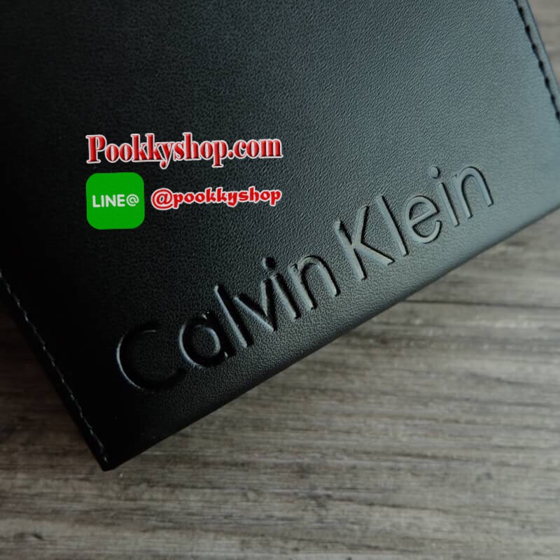Calvin Klein Short Wallet กระเป๋าสตางค์ใบสั้น โดดเด่นด้วยการ ปั๊มโลโก้แบรนด์ตัวใหญ่ที่ด้านหน้า ภายในมีช่องใส่ธนบัตรและช่องใส่บัตรหลายช่อง จะมอบเป็นของขวัญหรือใช้เองก็แนะนำค่ะ