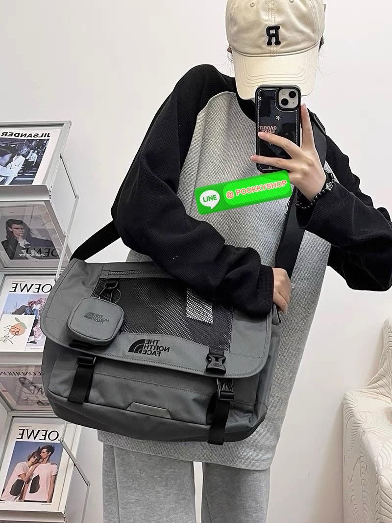 he North Face SUPER MESSENGER BAG L NN2PQ00J BLACK UNISEX 🔖กระเป๋าสะพายข้างมัลติฟังก์ชั่น! ทันสมัยและใช้งานได้หลากหลาย Item ที่ต้องมีเมื่อออกไปข้างนอก! ใช้งานได้จริงและมีสไตล์อเมริกันเทห์สุดๆ สามารถใช้ได้ทั้งผู้หญิงผู้ชาย สะพายไปทำงานไปเรียน เที่ย