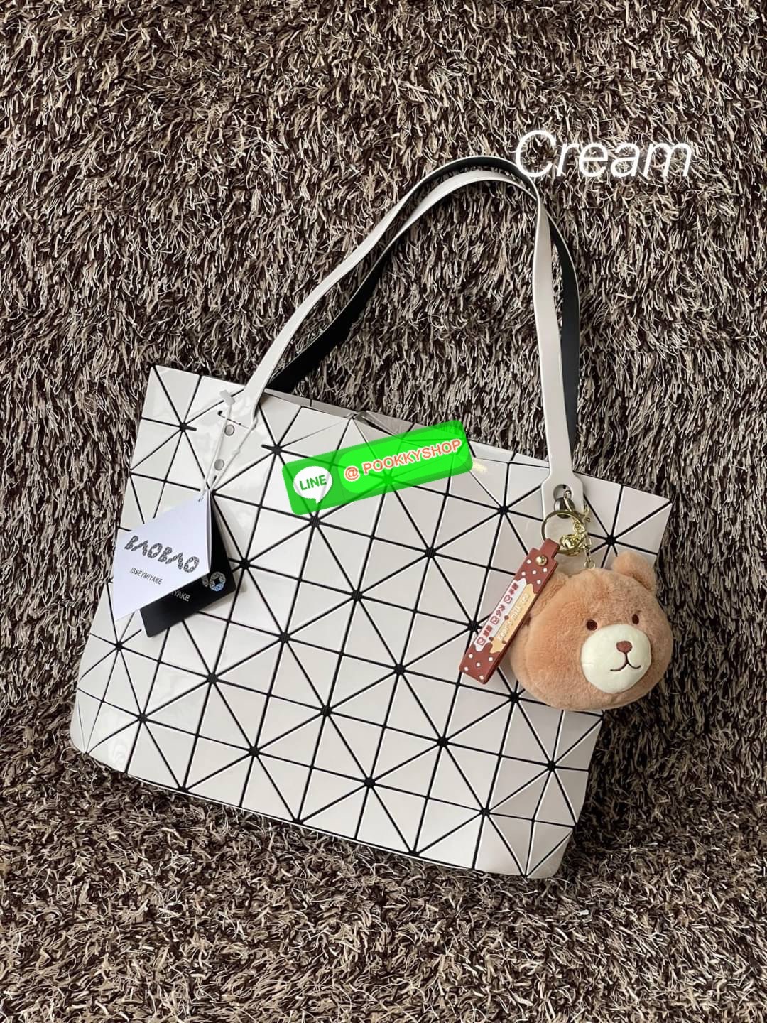 💕 Bao Bao Issey Miyake ROCK MATTE ซีรีส์นี้จะเป็นทรงสี่เหลี่ยมผืนผ้า มีซิปปิดด้านบน ถือเป็นรุ่นที่เหมาะกับการใช้งานในชีวิตประจำวัน สามารถพับมุมและบริเวณด้านล่างของกระเป๋าเพื่อเพิ่มความสะดวกสบายในการใช้งาน ทั้งยังช่วยให้วางกระเป๋าในแนวตั้งได้อีกด้ว