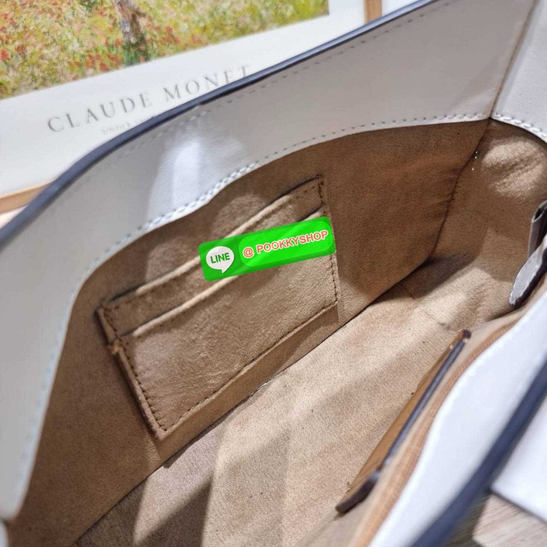 COACH CR533 ELIZA SHOULDER BAG 🔅 Details ใหม่ล่าสุด กระเป๋าสะพายไหล่ทรงโฮโบสุดหรู ดีไซน์โลโก้แบบใหม่และหรูหรายิ่งขึ้น คงความคลาสสิคและวินเทจ เปิด-ปิดด้วยสายคาดแบบกระดุมแม่เหล็ก ภายในเป็นช่องโล่ง แบ่งสัดส่วนไว้อย่างดี มีทั้งช่องใส่บัตร และช่องซิป ส