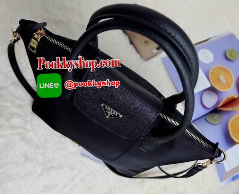 Re-stock Best seller พรีเมี่ยมกิ้ฟจากเคาเตอร์ต่างประเทศ กระเป๋า สวยๆ จาก แบรนด์ PRADA เป็นกระเป๋า ใบสวยรุ่นหายาก ขนาดกำลังดี เลิศมาก ใช้แล้วไฮโซ สวยเกินราคาแน่นอนคะ ภายในมีช่องแบ่ง เก็บของอย่างดี ใบนี้ ห้ามพลาดเลย มาจำนวนจำกัดนะคะ