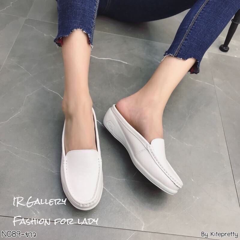 แบบขายดี!!! พร้อมส่ง รองเท้าลำลองที่มาพร้อมกับดีไซน์ทันสมัย วัสดุหนังแท้แบบเปลือยส้นพื้นนิ่ม ส้นยางกันลื่นหนา 1.5 นิ้ว ใส่สวยเก๋อย่างมีสไตล์ และรักษาสุขภาพเท้าไปในตัว