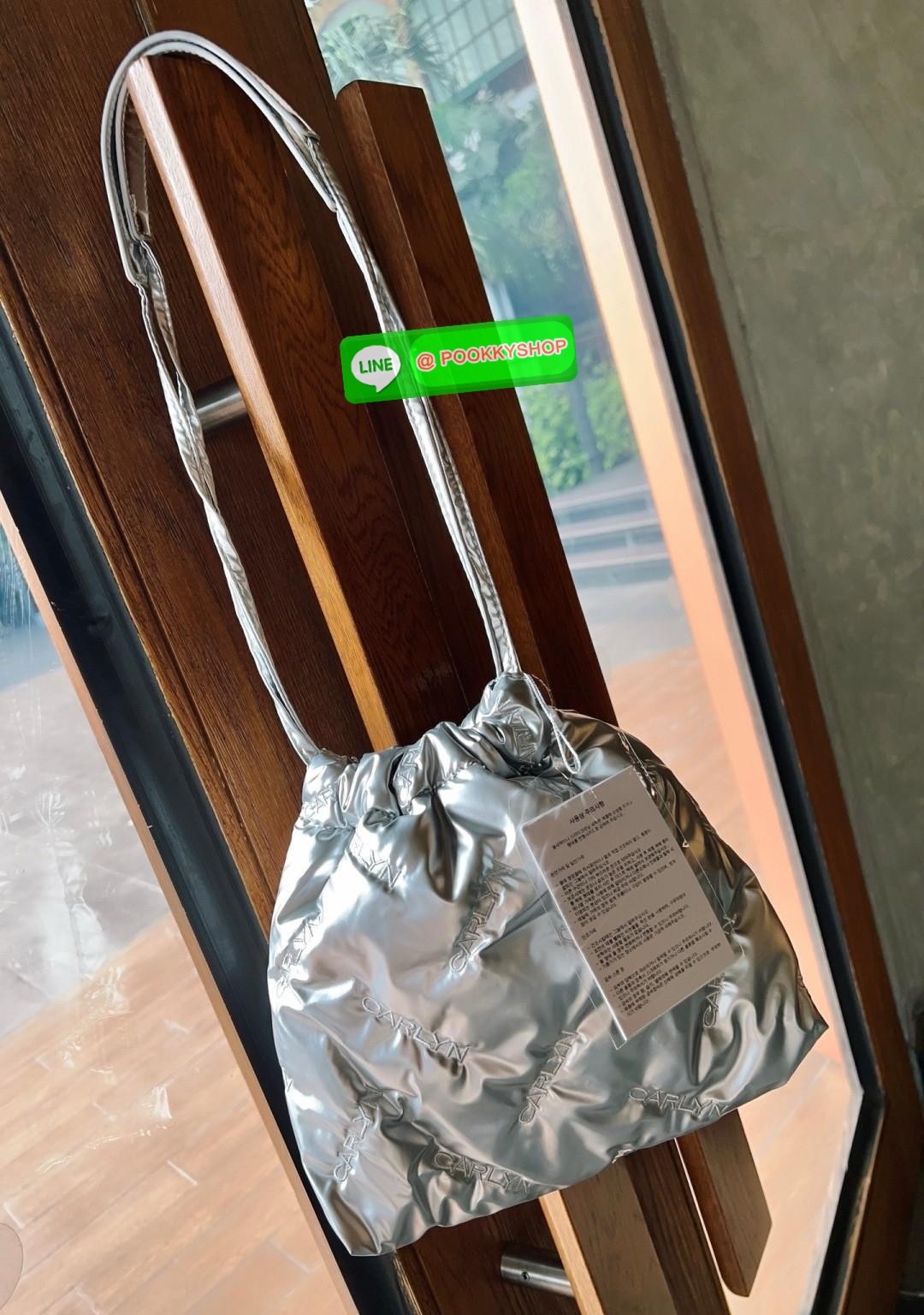 CARLYN TWEE MINI BAG #ไม่มินิตามชื่อจ้าา😘 💌พร้อมส่ง!สวยฉ่ำๆทุกสี ไม่มีไม่ได้แล้วจ้าา📌 ✔️กระเป๋าวัสดุไนล่อนอย่างดี นิ่มฟู ปักลายแบรนด์อันเป็นสัญลักษณ์ของรุ่นทั้งใบสวยงามค่ะ