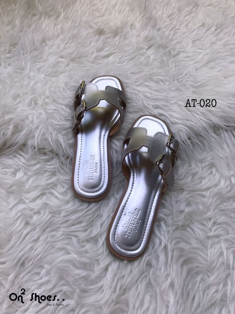 Hermès sandal เข้าแล้วค่ะ..แตะ Hermès รอบนี้หนังดีเวอร์ พื้นปั้มแบรนด์ปั้มนูนชัดแจ๋ว พื้นนิ่มใส่สบาย สวยเบอร์แรงรอบนี้ห้ามพลาดเลยจ้า **รูปสินค้าถ่ายจากงานจริง