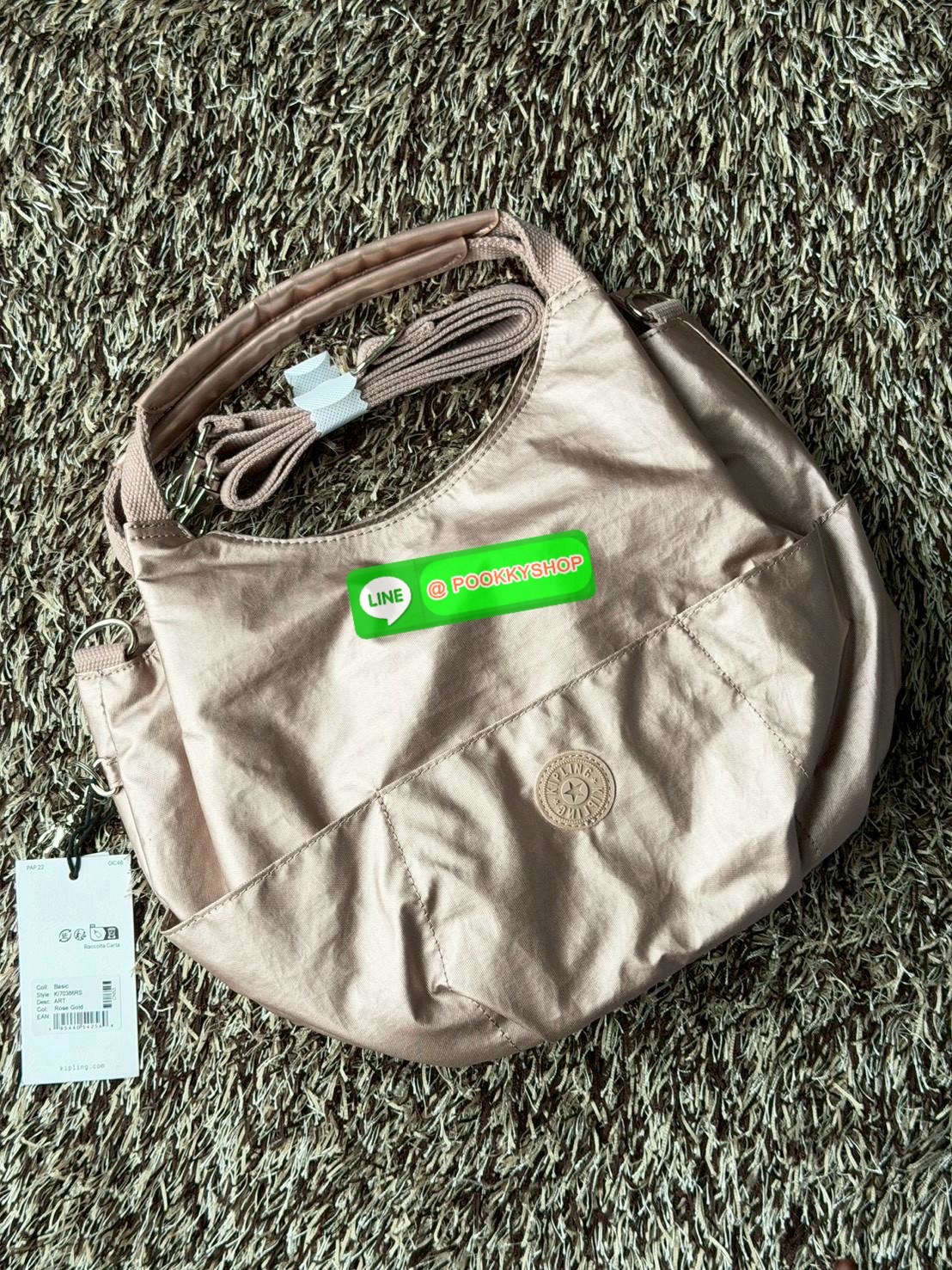 💕Kipling Aliana Shoulder Bag เป็นกระเป๋าสะพายไหล่ดีไซน์เรียบหรูที่ลงตัวทั้งสไตล์และการใช้งาน มาพร้อมช่องหลักปิดเปิดด้วยกระดุมแม่เหล็ก ช่องด้านในมีช่องแยกใช้การใช้งานหลายช่องอย่างชัดเจน รวมทั้งยังมีช่องที่ซ่อนอยู่ภายนอก มาพร้อมสายสะพายปรับฟรีไซส์ เ