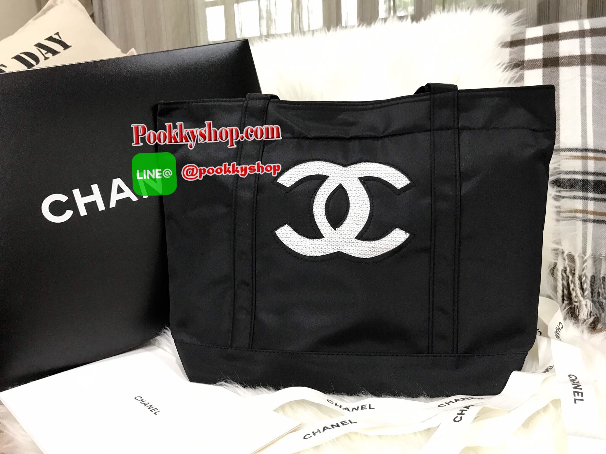 Must Have! Chanel Beaute Black Sequin Shopping Bag กระเป๋าสะพาย ShoppingBag พรีเมี่ยมกิ้ฟ Limited Edition ของแท้นำเข้าจากเคาน์เตอร์ Chanel Beaute ใบใหญ่ประดับคริสตัลสีดำโลโก้ CC สุดคลาสสิค ซับใน Polyester 100% เปิดปิดด้วยกระดุมแม่เหล็ก น้ำหนักเบา จุสุดๆ ใ