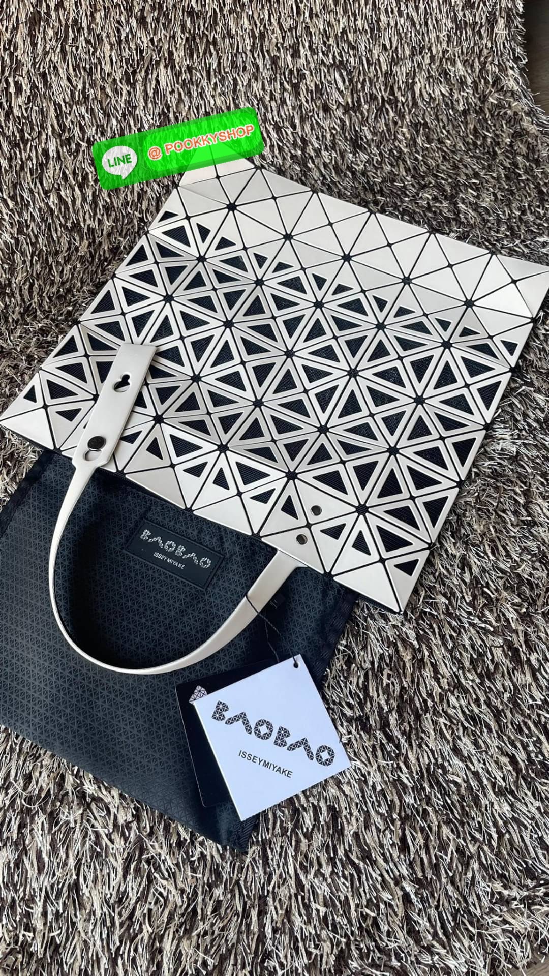 Baobao issey miyake frame tote 6x6 กระเป๋าที่มองทะลุได้เหมือนตะกร้าและให้ความรู้สึกสดชื่น รูปลักษณ์ที่ดูเหมือนมองทะลุได้มากกว่าที่เคยถูกสร้างขึ้นโดยการนำชิ้นส่วนสามเหลี่ยมออกให้กลวงและเหลือไว้เพียงกรอบเท่านั้น ขนาดกำลังดี สามารถใส่ของมีค่าได้ เช่น กระเป๋า