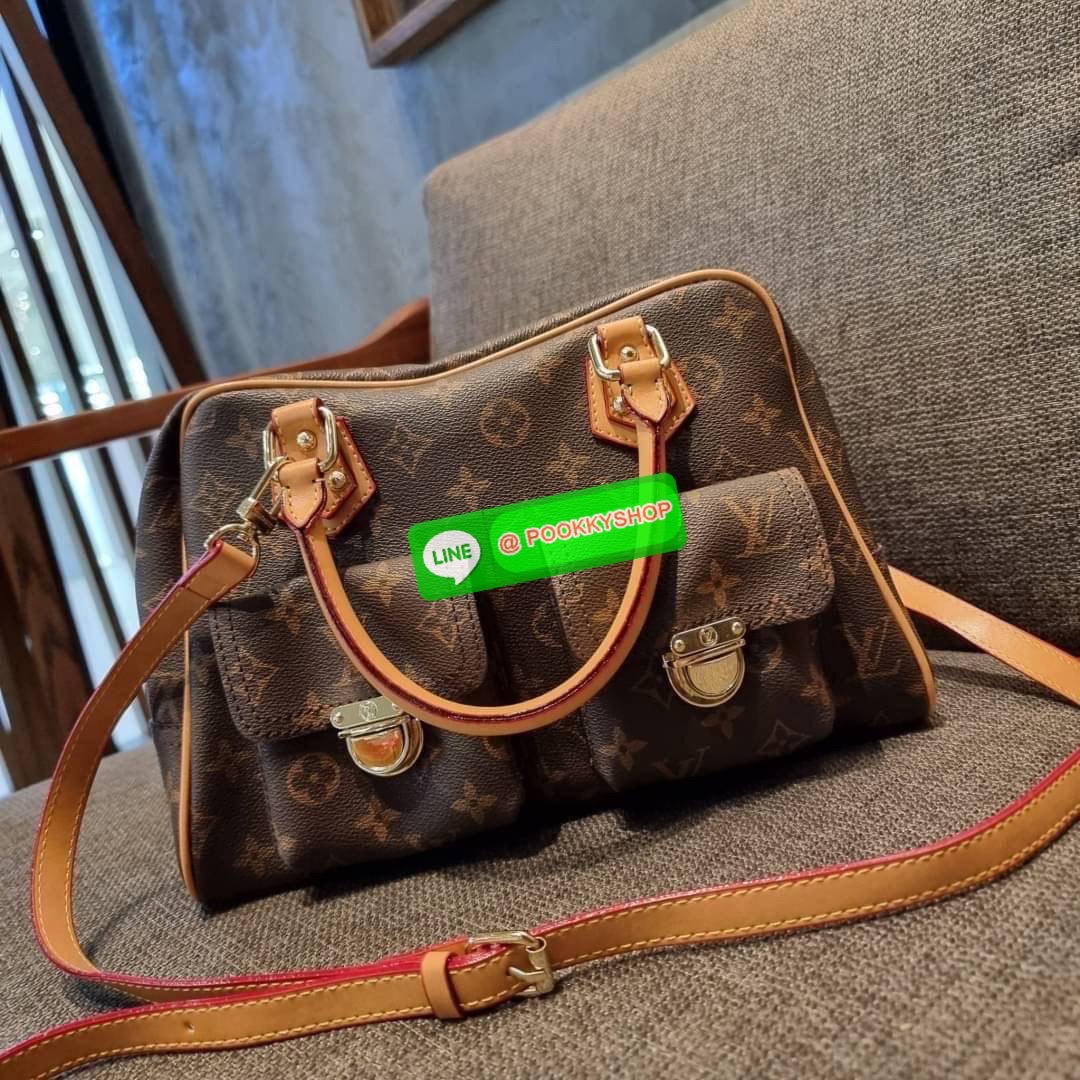 LV MANHATTAN HANDBAG กระเป๋าถือทรงผู้ดี คลาสสิค สวยหรู ไซส์กำลังสวย ราคาแสนดีจากวีไอพีพรีเมี่ยมกิ๊ฟ ดีไซน์ตกแต่งกระเป๋าเล็กด้านหน้า ใส่ของจุกจิกได้ วัสดุหนังแคนวาส ภายในโล่งกว้างมาก มีช่องซิปและช่องย่อย มาพร้อมสายสะพายครอสบอดี้ ถอดออกได้ คล้องแขนเก๋ๆ สะพา