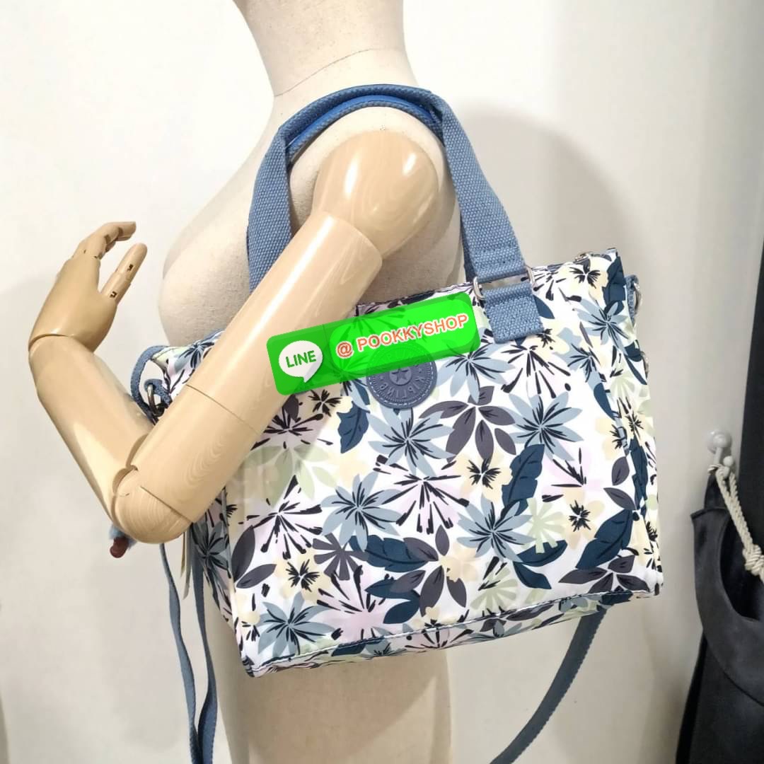 KIPLING AMIEL Medium Handbag กระเป๋าถือหรือสะพาย วัสดุ Nylon + Polyester ช่องหลักเปิด-ปิดด้วยซิป โล่ง กว้าง สามารถจุของได้เยอะ ด้านในมีช่องใส่ของทั้งซ้ายและขวา ด้านหลังมี ช่องลึกอีก 1 ช่อง พร้อมสายสะพายยาวปรับได้ free size เหมาะกับวันไปทำงาน วันสบายๆ สามา