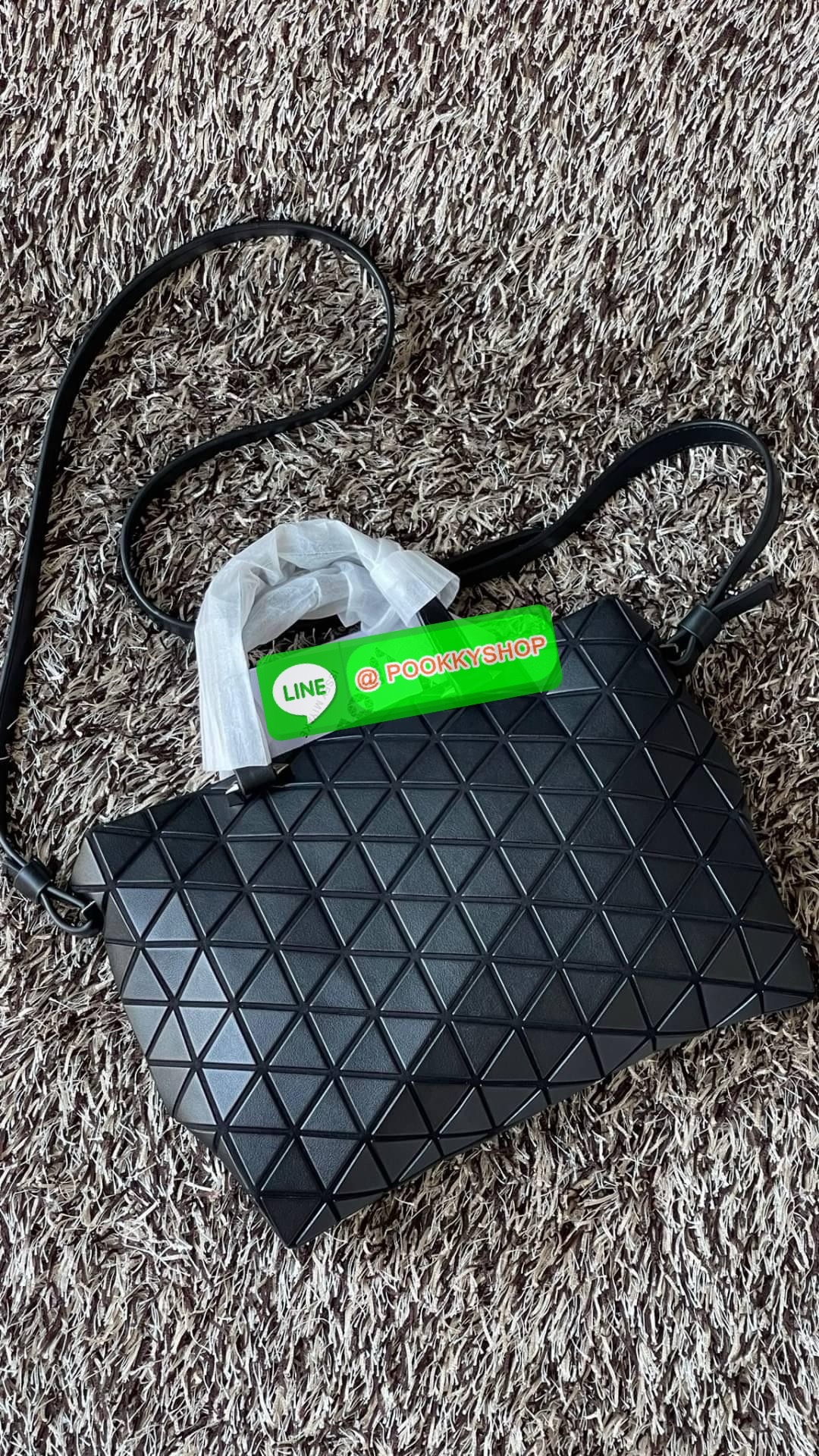 *Small BAO BAO ISSEY MIYAKE TONNEAU เป็น ซีรีย์ที่มีเอกลักษณ์เฉพาะตัว ด้วยแผ่นสามเหลี่ยมที่มีสัญลักษณ์เท่ากันทุกด้าน และยังผสมผสานงานดีไซน์ อันสง่างามเท่ากับฟังก์ชั่น การใช้งานสุดพิเศษ โดยมีจุดเด่นที่ซิปด้านบน สำหรับเปิดปิดและมีสายสะพายไหล่ ที่สามารถถอดออ