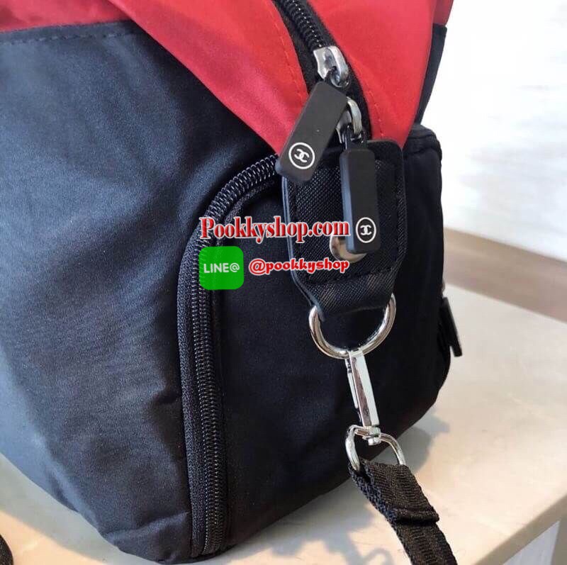 Restock! CHANEL VIP GIFT Large Travel Bag กระเป๋าเดินทาง Gift With Purchase รุ่น Limited พรีเมี่ยมกิ๊ฟของเเท้จาก Chanel Perfumes Counter วัสดุ NYLON เนื้อหนาสีทูโทนดำแดงสกรีนโลโก้ด้านหน้า เปิดปิดด้วยซิป หัวซิปแบรนด์ ใบใหญ่จุใจ พิเศษ! มีช่องใส่รองเท้าด้านข