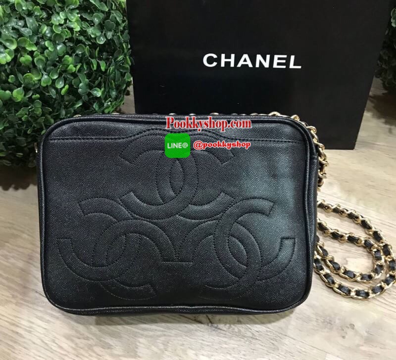 ห้ามพลาด! New! Chanel Shoulder Bag With Chain VIP Gift With Purchase (GWP) รุ่น Limited พรีเมี่ยมกิ้ฟ Chanel Perfume Counter ทรงเหลี่ยมขนาดกำลังดีวัสดุหนังคาเวียร์สวยหรูอยู่ทรง เปิดปิดด้วยซิปหัวซิปแบรนด์ ด้านหน้าปั้มโลโก้แบรนด์ ภายในมีโลโก้และช่องซิป ใส่ก