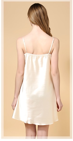 ชุดนอนผ้าไหม ชุดนอนคุณหนู สุดหรู ผ้าไหมสายเดี่ยว สีนูท ทองแชมเปญ แต่งกระดุมผ้า และงานลูกไม้ปัก สีทองช่วงอกและชาย เนื้อผ้าสวยหรู งานเย็บเกรดพรีเมี่ยมคะ