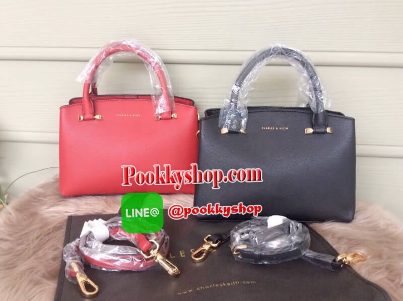 จัดส่งฟรี EMS ทั่วไทยค่ะ พร้อมส่ง New! 2017 CHARLES & KEITH BASIC CITY BAG SHOP (Size M) กระเป๋าถือหรือสะพาย ทรงสวย ขนาดกำลังดี อยู่ทรง หนังpuแข็ง ภายในเปิด-ปิดด้วยกระดุมแม่เหล็ก มี2ช่อง คั่นกลางด้วยช่องซิป ฐานกระเป๋ามีหมุดรองฐานสี่มุม ใส่กระเป๋าสตางค์ยาว