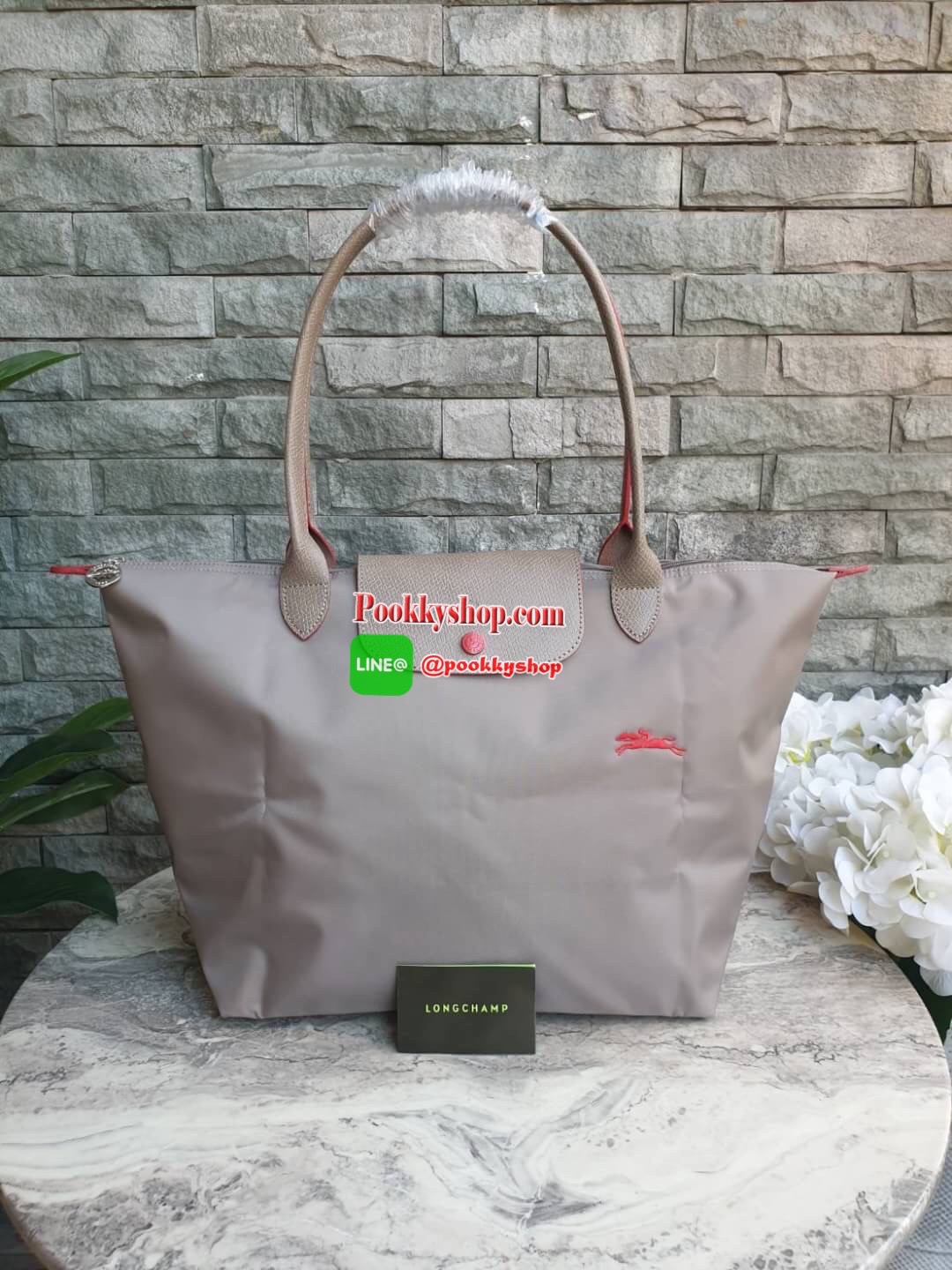Longchamp Le Pliage Club Tote Bag Size L หูยาว วัสดุเนื้อผ้า Nylon Canvas เคลือบกันนำ้ ตัดด้วยหนังแท้ที่มีน้ำหนักเบา ดีไซน์เรียบง่ายแต่เต็มไปด้วยความคลาสสิก จนเป็นที่ชื่นชอบไปทั่วโลก Longchamp ปรับโฉม LE PLIAGE ด้วยการปักลายรูปม้า-ตราสัญลักษณ์ของแบรนด์บนผ