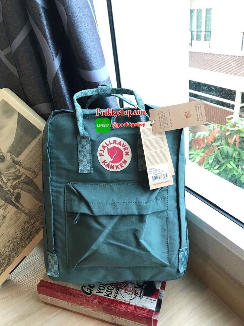 Classic มีกล่องแบรนด์ Kanken backpack รุ่น Classic แบรนด์ดังจากสวีเดนที่นิยมกันมากในหมู่วัยรุ่น กระเป๋าเป้ที่มีน้ำหนักเบา แต่มีความทนทาน และช่องว่างต่างๆมากขึ้น มีซิปหน้าสำหรับใส่ของกระจุกกระจิก และหูหิ้วทั้งด้านหน้าและด้านหลัง สำหรับการหิ้วถือได้สะดวก ใส