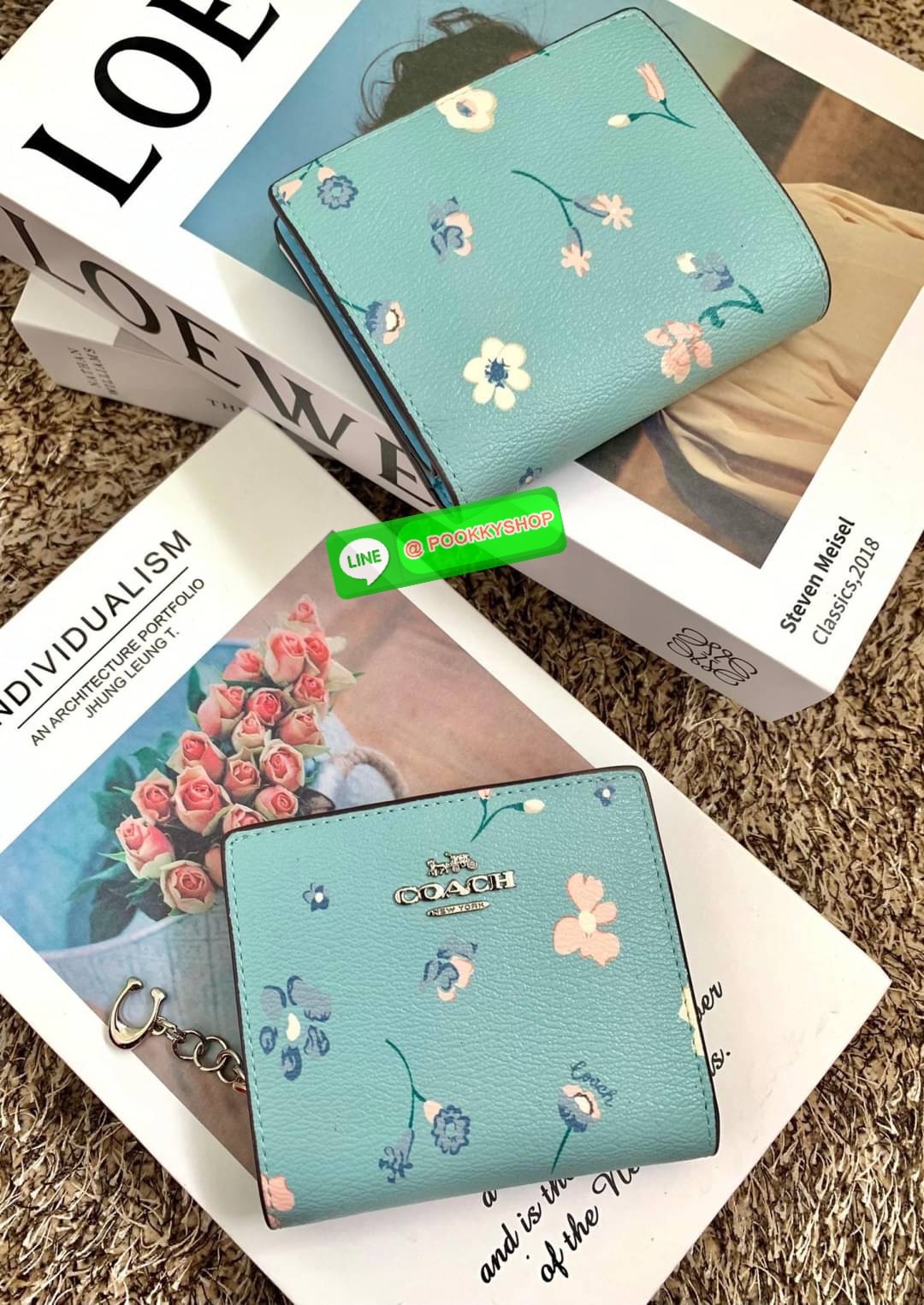 COACH SNAP WALLET ((8704//6941)) 🌍พร้อมส่ง ห้ามพลาด ก่อนหมดค่ะ! ✔️กระเป๋าเงินใบสั้น หนังแท้ แต่ละสีปริ้นลายได้สวยงาม แตกต่างกันไปค่ะ ✔️เปิด-ปิดกระเป๋าแบบกระดุม ภายในมีช่องใส่ธนบัตรตามยาว และช่องเสียบบัตร5ช่อง//มีช่องซิปแยกฝั่งห้อยด้ว