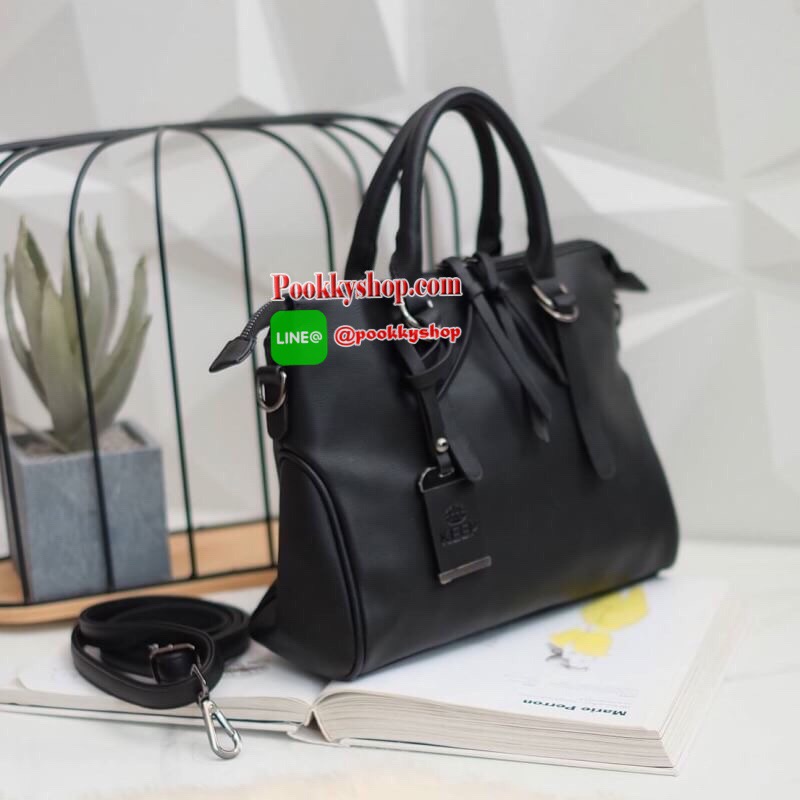 ทรงสวยขายดีมาก จากแบรนด์ KEEP ทรง รุ่น Parish hand bag with cute taddy จุดเด่นที่ >หนังเนื้อดี นิ่มมาก >น้ำหนักเบา >ถือสะพายเข้าง่ายกับทุกชุด >ขนาดกระเป๋ากำลังดีคะ ใส่ กปต ยาว ไอแพด จุคุ้ม > มีช่องย่อยแบ่งเก็บของด้านใน ถึง 3 ช่องใหญ่ แยกเก็