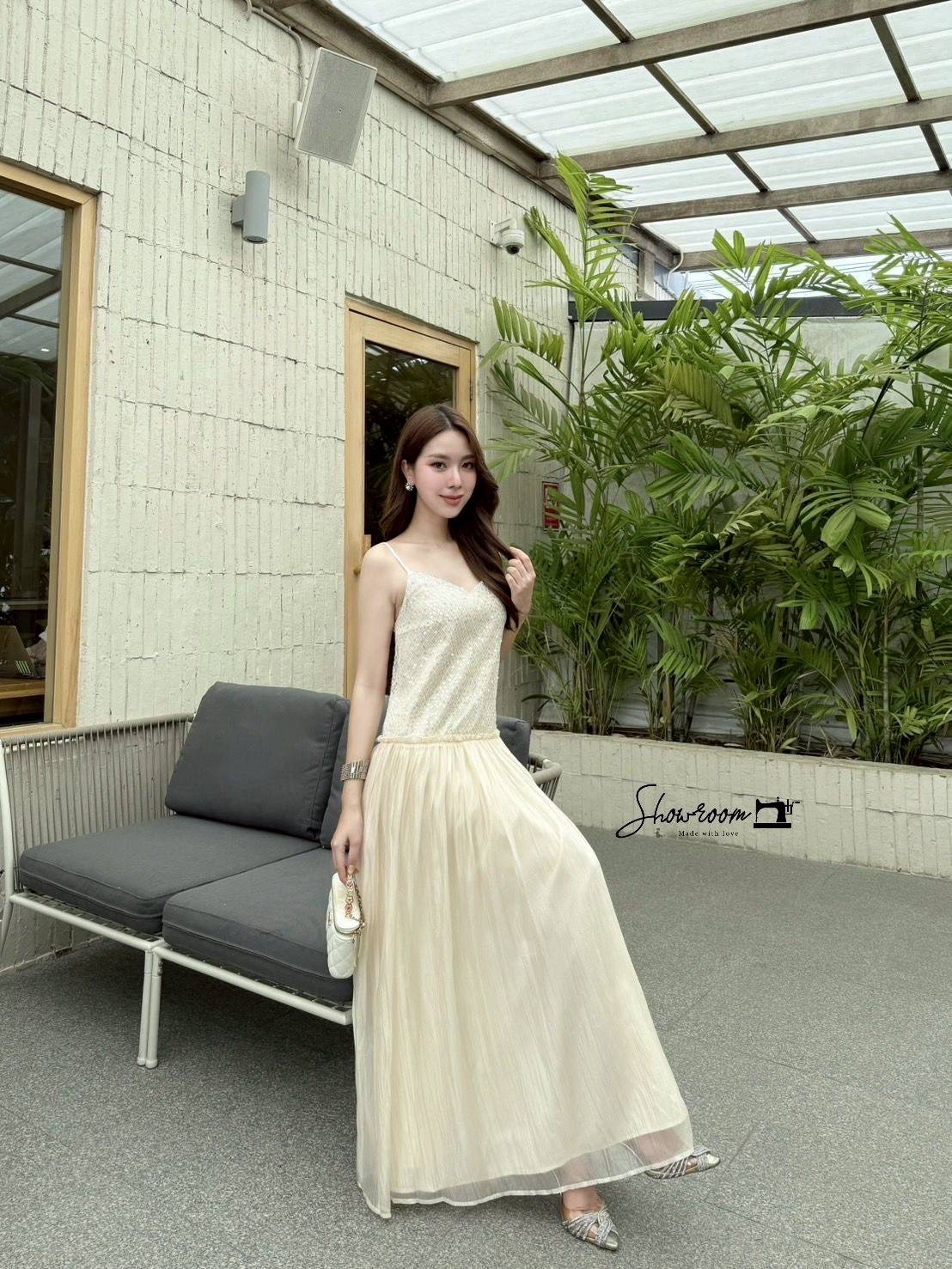 เดรสแฟชั่น เดรสสายเดี่ยวตัดต่อผ้า2ชนิด ช่วงบนผ้าทอสลับเลื่อมในตัวเล่นไฟสวยหรู