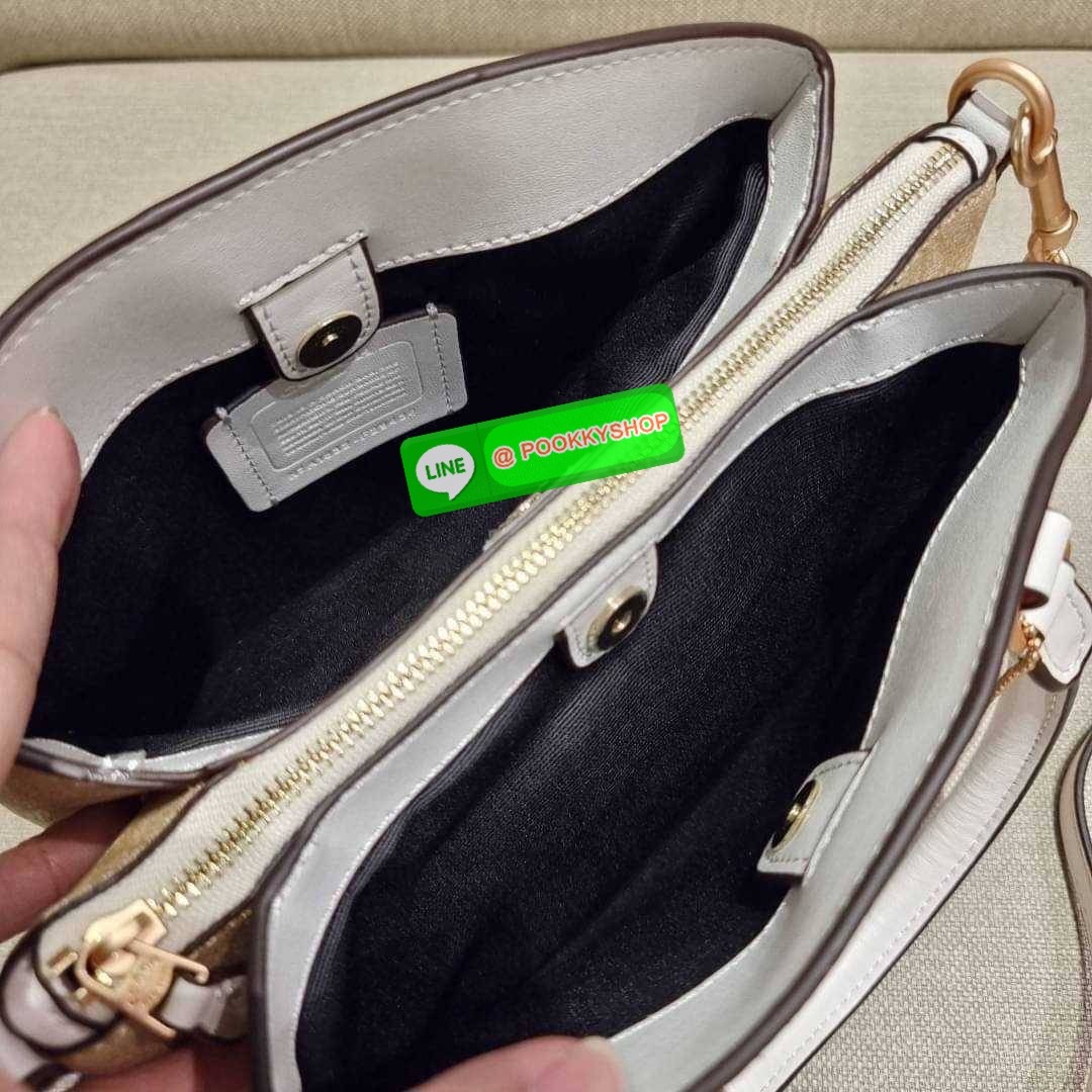 COACH F29434 MINI SAGE CARRYALL IN SIGNATURE CANVAS รุ่นยอดฮิต!! ที่สุดของกระเป๋าสะพายขายดี ต้องทรงถังมินิรุ่นนี้ วัสดุหนังแคนวาสเคลือบลาย สวย คลาสสิค มาพร้อมสายสะพายข้างและหูหิ้วในตัว ถอดออกถือคล้องแขนเก๋ๆ หรูๆยังได้ ภายในเป็นช่องโล่ง แบ่งสัดส่วนอย่างดี