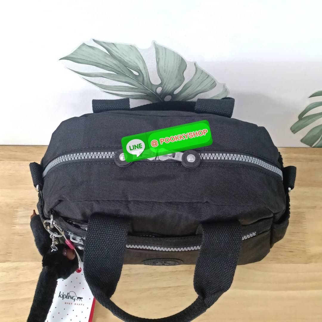 Kipling K1006 Handbag กระเป๋าถือหรือสะพาย วัสดุ Polyester 100% รุ่นใหม่ มีให้เลือกทั้งแบบเรียบ และ ลายน่ารัก มีช่องแยกด้านหน้า 2 ช่อง ช่องหลักโล่งกว้าง พร้อมช่อง pocket แยก 2 ช่อง ใช้งานได้ครบครัน สามารถสตางค์ใบยาวได้ ขนาดกำลังดี จะใช้ทำงาน ไปเรียน หรือ ถ