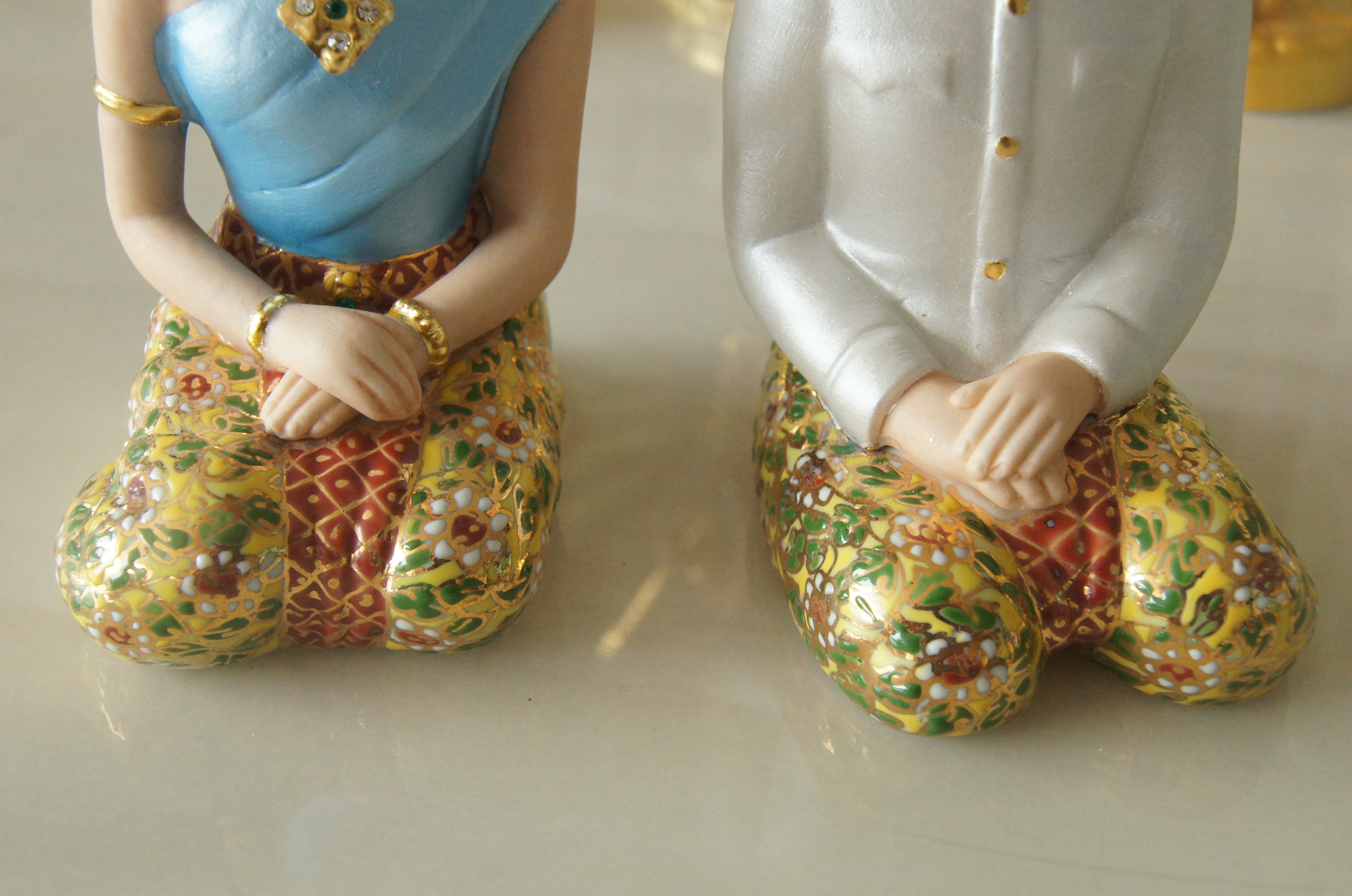 คนใช้ ขนาดกลาง สูง 10 กว้าง 4 cm (งานเบญจรงค์ ) คู่