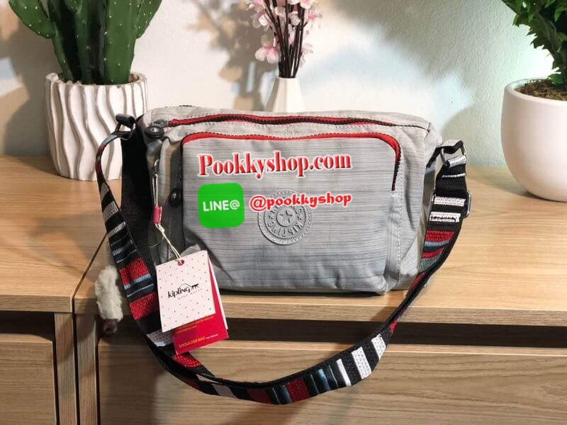 Kipling Reth กระเป๋าสะพายทรงสวย รุ่นยอดนิยมเลยค่ะ สายสะพายปรับระดับสั้น-ยาว เป็นกระเป๋าสะพายเฉียงลำตัวได้ค่ะ ช่องซิปเยอะค่ะ ใส่ของได้เป็นสัดส่วน จุสัมภาระได้ดีเลยค่ะ ทรงสวย สะพายน่ารักมาก ห้ามพลาดเลยค่ารุ่นนี้