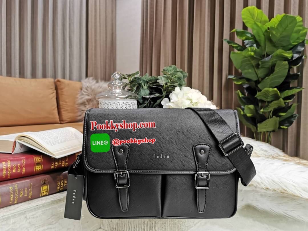 NEW ARRIVAL! PEDRO SAFFIANO MESSENGER BAG รุ่นใหม่ชนช็อปจาก Pedro แบรนด์ดังการันตรีคุณภาพด้วยเครือ Charles&Keith วัสดุหนัง Saffiano สวยหรูอยู่ทรงแข็งแรงไม่ย้วยเปิดปิดด้วยฝาปิดกระดุมแม่เหล็กพร้อมซิปด้านในสะดวกใช้ ด้านหน้าและด้านหลังยังมีช่องใส่ของ ขนาดกำลั