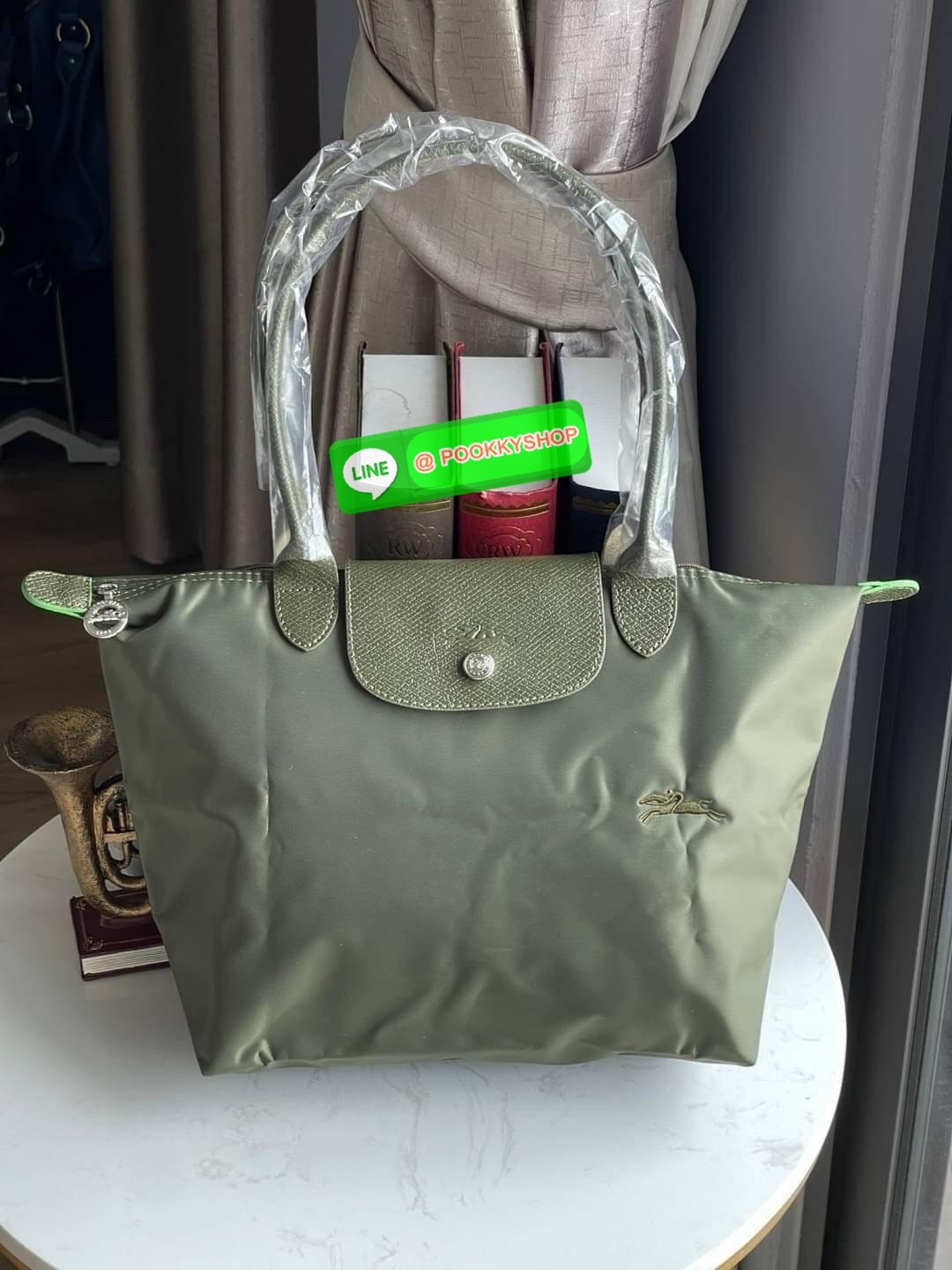LONGCHAMP LE PLIAGE GREEN Shoulder bag S กระเป๋าใบนี้ดึงดูดใจคุณด้วยรูปทรงมินิมอลและกะทัดรัด หูกระเป๋าที่ยาวช่วยให้คุณสะพายไหล่ได้อย่างสบาย การปิดด้วยซิปช่วยให้มั่นใจได้ว่าสิ่งของทั้งหมดของคุณปลอดภัย Longchamp ดึงแรงบันดาลใจจาก origami สร้าง LE Pliage Gre