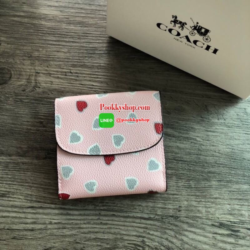 COACH Small Wallet in Floral Print Coated Canvas กระเป๋าสตางค์ใบสั้น สามารถใช่งานได้ทั้งด้านหน้าและด้านหลัง ด้านหน้าเปิด - ปิดด้วยกระดุม ภายในมีช่องใส่บัตรและธนบัตร ด้านหลังเปิด - ปิดด้วยกระดุม มีช่องสำหรับใส่เหรียญ