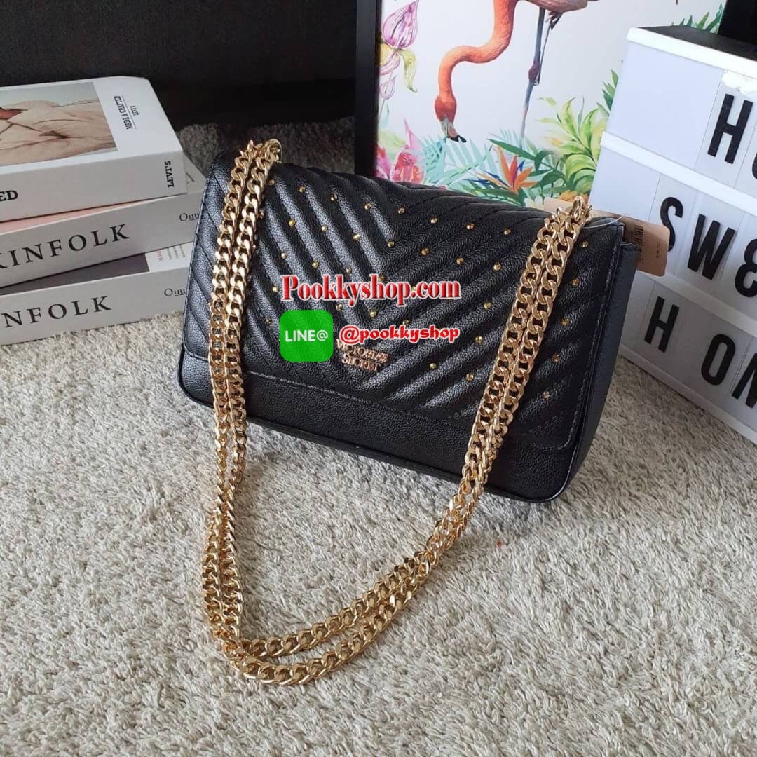 NEW ARRIVAL 2019 !! VICTORIA SECRET CROSSBODY BAG แบรนด์ดังจากอเมริกาสุดฮิตของวัยรุ่น กระเป๋าสะพาย หนังสังเคราะห์นิ่มอยู่ทรง อะไหล่ทอง ด้านหน้าประดับชื่อโลโก้แบรนด์ ขนาดน่ารักกำลังดี เปิดปิดด้วยฝากระดุมแม่เหล็ก ภายในบุลายปั้มแบรนด์ มีช่องเล็กใส่ของจุกจิก