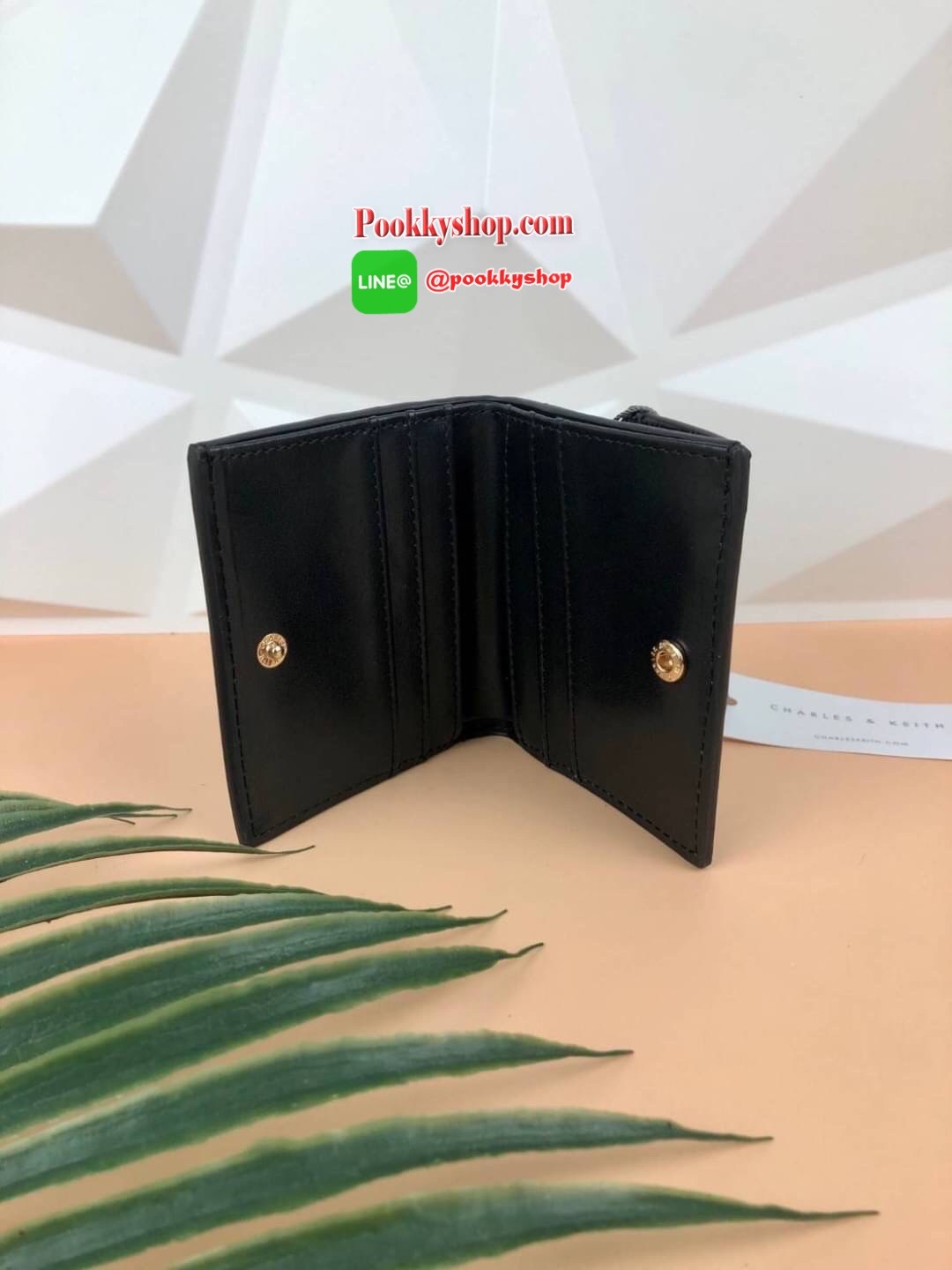 CHARLES & KEITH CROC-EFFECT SMALL WALLET กระเป๋าเงินใบสั้น วัสดุหนังพิมพ์ลายจรเข้ (สีมัลติหนังเรียบ) ด้านหลังมีช่องซิปใส่เหรียญ รุ่นนี้เปิดปิดแบบกระดุม ด้านในมีช่องใส่บัตรได้ 6 ใบ และช่องใส่ธนบัตรได้ตามยาว ไม่ต้องพับแบงค์เลยค่า น่ารัก ใบประทัดรัด ห้ามพลาด