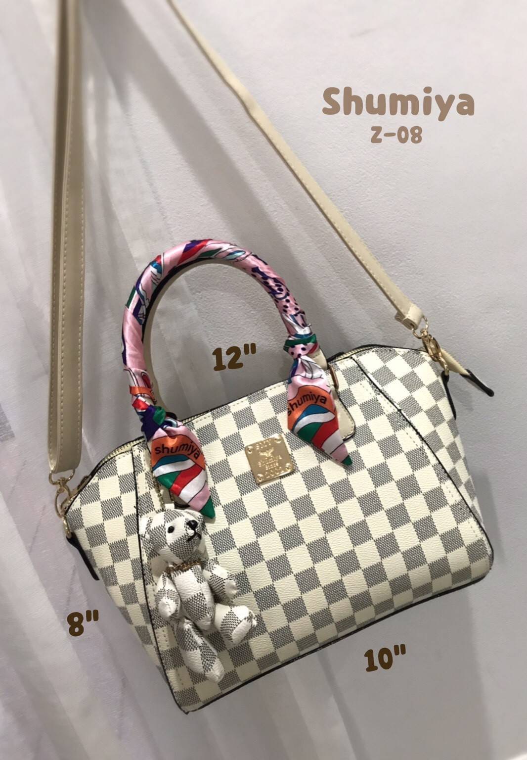 SHUMIYA BAGS พร้อมส่ง กระเป๋าหมีตาราง ทรงปีก งานเก๋มากค่ะ มาพร้อมโลโก้และผ้าผูกหูแบรนด์ shumiya !! WOW WOW ~ เอาใจแฟนคลับหมีตาราง งานมาใหม่ สวยปังทุกแบบ !!! แถมฟรีพวงกุญแจหมีน่าร๊ากก น้ำหนักเบา จุของได้เยอะ หลายช่องใช้งาน มีสายสะพายยาวให้ 1 เส้นค่ะ