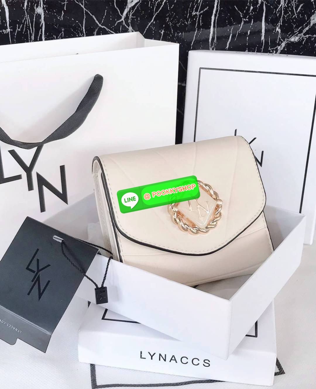 Lyn แท้ Outlet กระเป๋าสตางค์ใบสั้น ด้านหน้ามีโลโก้แบรนด์