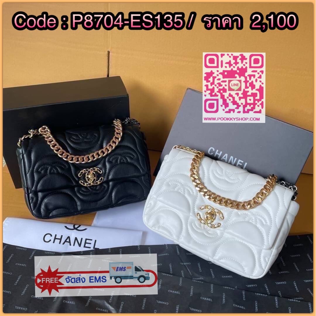 Chanel อเนกประสงค์ รุ่น Limited edition ลายวินเทจแบรนด์ หนังแกะ พร้อมสายยาวโซ่ต่อหนัง น้ำหนักเบา ภายใน มีช่องซิปเปิดปิดด้วยฝาปิดตัวล็อค มีช่องหลัง ใส่กระเป๋าสตางค์ใบยาวได้ค่ะ ตัวจริงสวยมากๆถูกใจรีบจองนะคะ ใส่มือถือได้ทุกรุ่น สะพายเป็นสายคู่ หรือ สะพายยาวไ