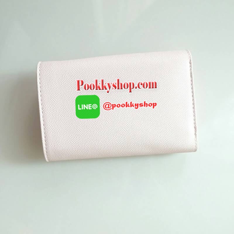 New!! Charles & Keith Front Flap Detail Wallet ด้านหน้าแต่งโลหะเหล็ก ปั๊มโลโก้แบรนด์ เปิด - ปิดด้วยกระดุมแม่เหล็ก ด้านในมีช่องใส่บัตร ช่องใส่รูป ช่องใส่ธนบัตร 2 ช่อง และช่องซิปใส่เหรียญ