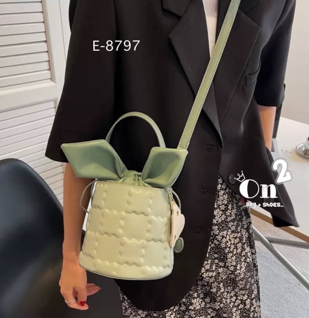 กระเป๋าสะพายแฟชั่นทรงถัง เปิดปิดแบบหูรูด มัดเป็นโบว์น่ารักมากค่ะ มาพร้อมสายสะพายยาว จะถือหรือสะพายก็เริ่ดคร่า