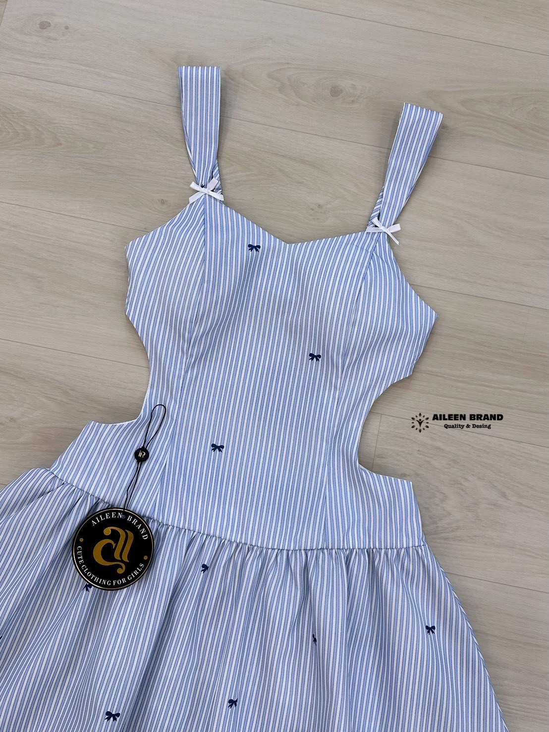 เดรสแฟชั่น มินิเดรสลายทางสีฟ้าพิมพ์ลายโบเล็กๆ ตัวสายติดริบบิ้นโบสีขาวเล็กๆ