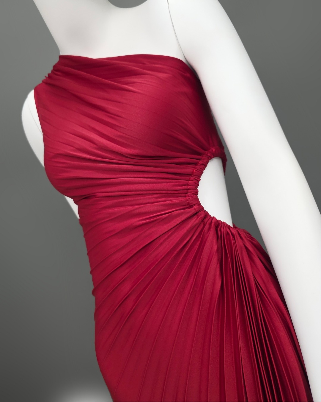 เดรสแฟชั่น เดรสเสื้อไหล่เดียว กระโปรงยาวชายเฉลียง อัดพลีททั้งตัว