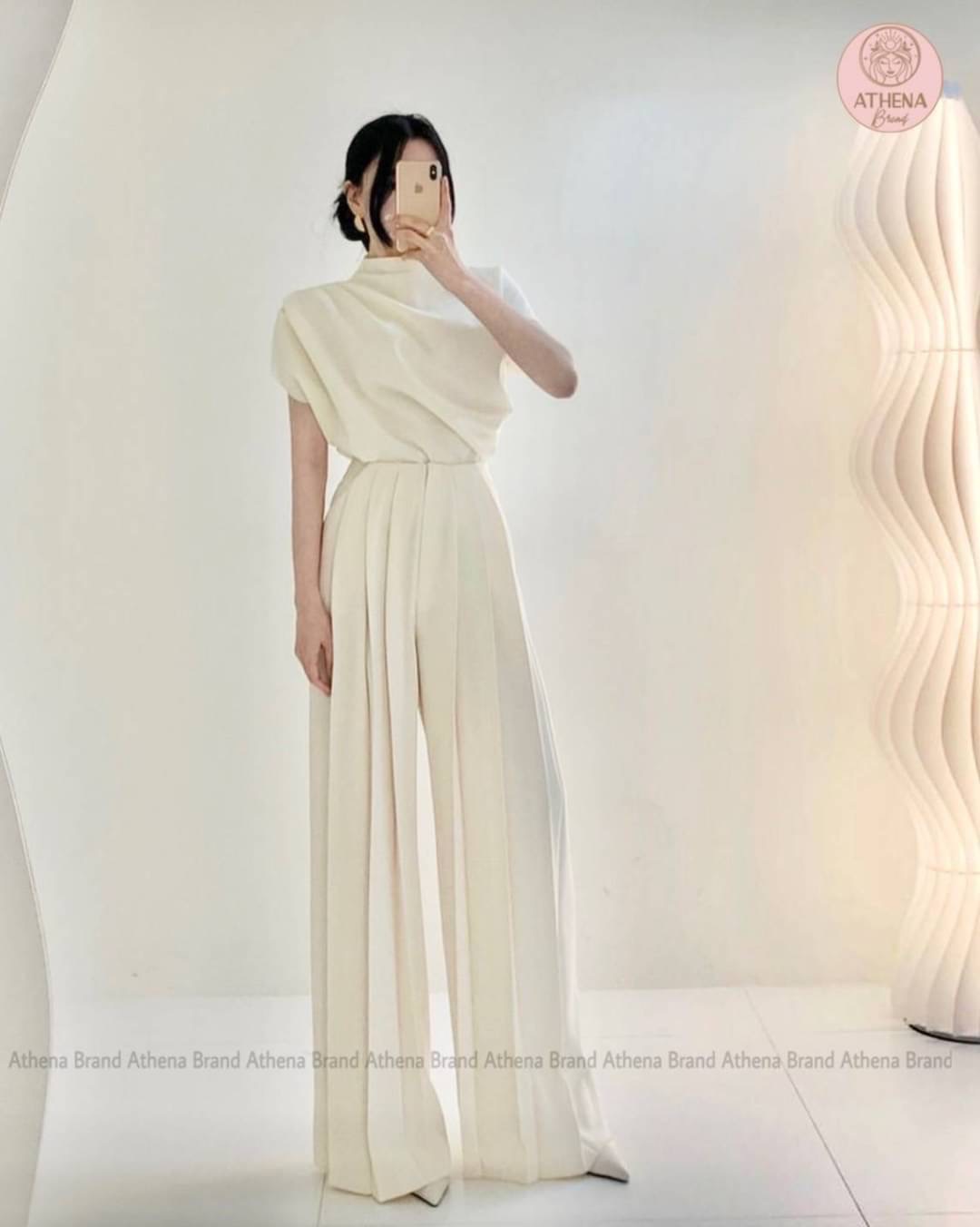 Set 2 ชิ้น เสื้อ+กางเกงขายาว เสื้อทรงปล่อยดีไซน์เย็บจับจีบ ช่วงบ่าด้านขวาตกแต่งกระดุมหรูหรา งานซิปด้านหลัง แมตช์มาคู่กับกางเกงขายาวจับจีบ มีกระเป๋าใช้งานได้จริงทั้ง2 ข้าง งานซิปด้านหน้า มีซับใน เนื้อผ้าดี มีน้ำหนักทิ้งตัว ชุดนี้เก๋มาก สวยแบบไม่มีคำว่าแผ่ว