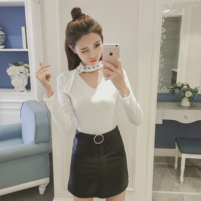 เสื้อแฟชั่นเก๋ๆ คอวี แต่งคอเสื้อเป็นเข็มขัด สีขาว