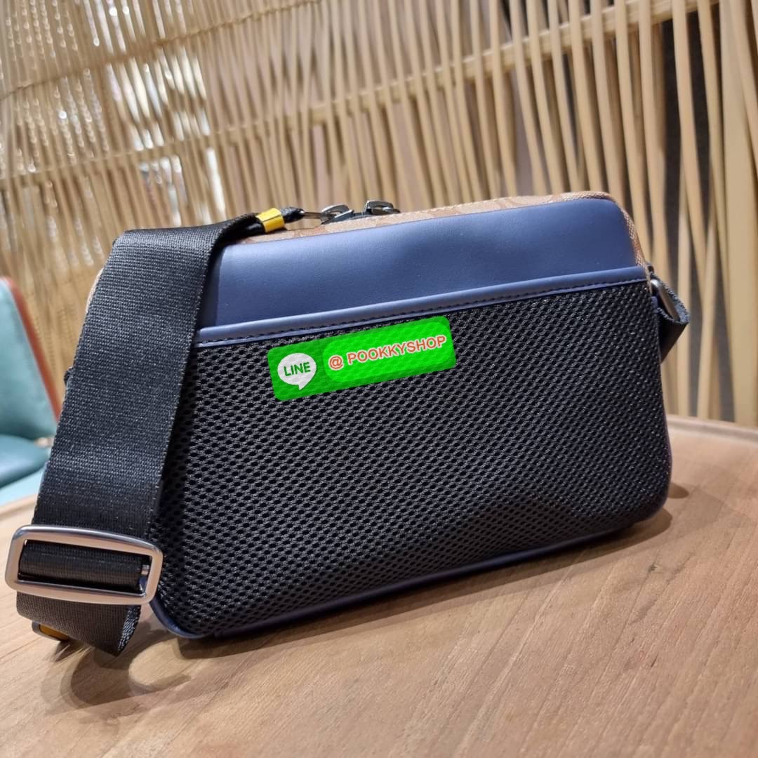 COACH 2373 EDGE CROSSBODY ความเท่ never die!! กระเป๋าครอสบอดี้ทรงยอดฮิต ที่หนุ่มๆไม่ควรพลาด รูปทรงดีไซน์คลาสสิค ใช้งานง่าย วัสดุหนังแท้สลับแคนวาส โดดเด่นด้วยลูกเล่นโทนสี ตัวกระเป๋ามีซิปหลัก และซิปด้านหน้า พร้อมช่องแยกด้านหลัง ใส่ของไปเลยเน้นๆ ใส่โทรศัพท์ม